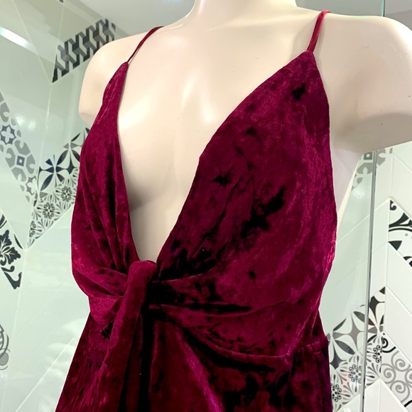 Dresses & Skirts - NWOT🌸Super Cute Crashed Velvet Spaghetti Straps Mini Dress